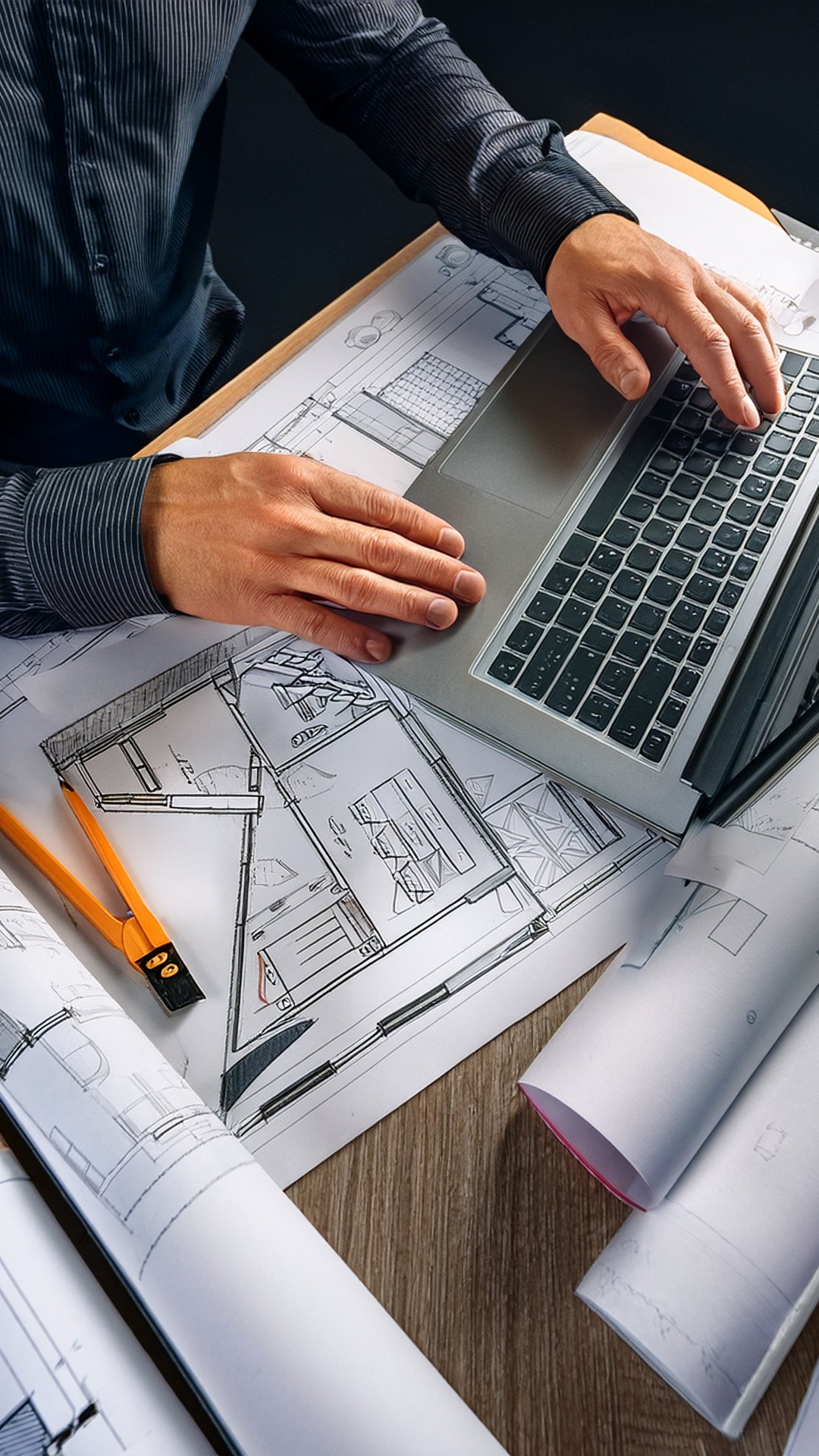 図面を前に設計する建築家