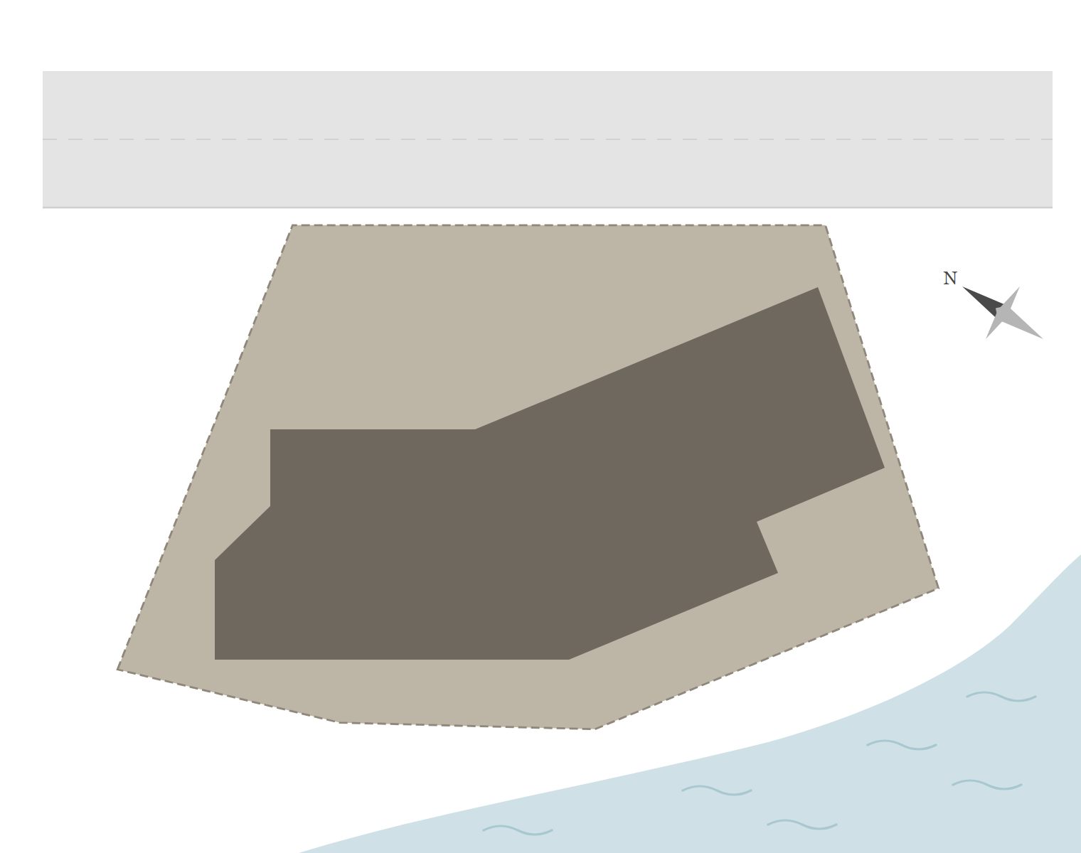 不整形な敷地と、土地の辺に沿って屈折させた建物の図。南側に池が広がる