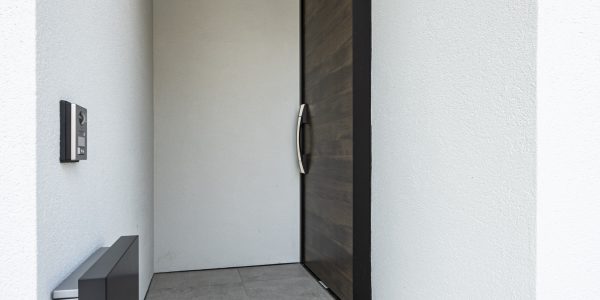 【福岡　注文住宅｜変形地に建てる自然素材シンプルモダンの家】～LOGO HOUSE～ 玄関