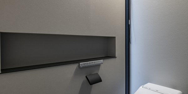 【福岡　注文住宅｜変形地に建てる自然素材シンプルモダンの家】～LOGO HOUSE～ トイレ