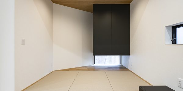 【福岡　注文住宅｜変形地に建てる自然素材シンプルモダンの家】～LOGO HOUSE～ 和室