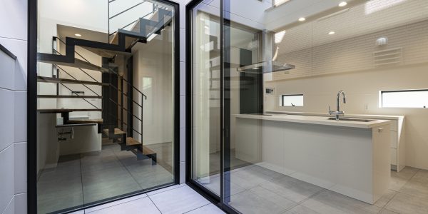 【福岡　注文住宅｜変形地に建てる自然素材シンプルモダンの家】～LOGO HOUSE～ 玄関