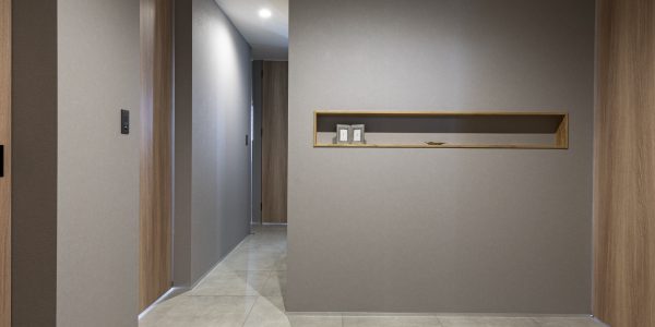 【福岡市　注文住宅｜中庭のある平屋】 ～内庭で子供たちが走り回れる住まい～ 玄関