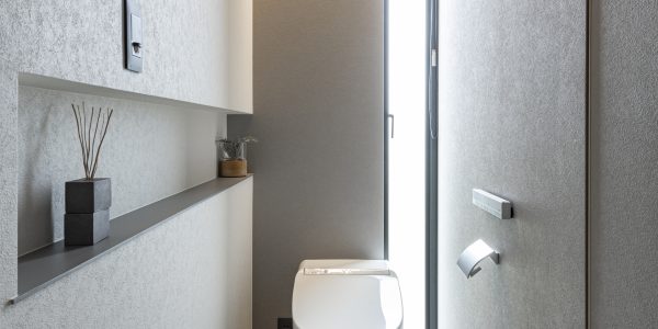 【福岡市　注文住宅｜中庭のある平屋】 ～内庭で子供たちが走り回れる住まい～ トイレ