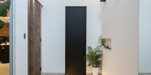 【福岡市　注文住宅｜アトリエのあるホテルライクな居心地のいい併用住宅】～夫婦共働きの暮らしやすいかたち～ 玄関