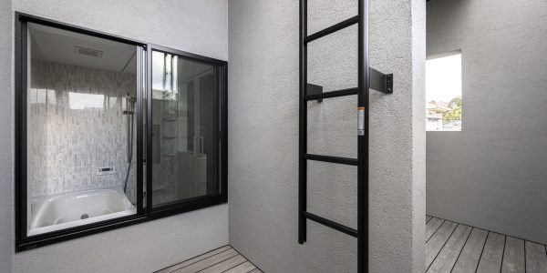 【福岡　注文住宅｜家族をつなぐインナーテラスのある愛犬と暮らす家】～二世帯住宅のあたらしいかたち～ 浴室