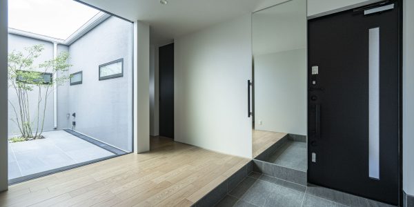 【福岡　注文住宅｜中庭を囲む癒しの平屋】　～くらしを楽しむ贅沢～ 玄関