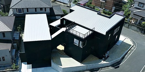 【福岡　注文住宅｜渡り階段でつなぐ離れのあるガレージハウス】 外観