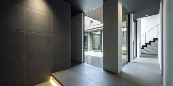 【福岡　注文住宅｜都市型リゾートに暮らす家】～セカンドリビングのあるガレージハウス～ 玄関