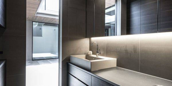 【福岡　注文住宅｜都市型リゾートに暮らす家】～セカンドリビングのあるガレージハウス～ 洗面