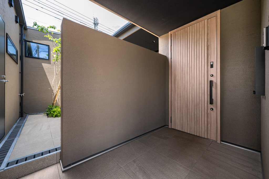 中庭のある平屋 玄関前室と目隠し壁｜ARCHI PRODUCTS