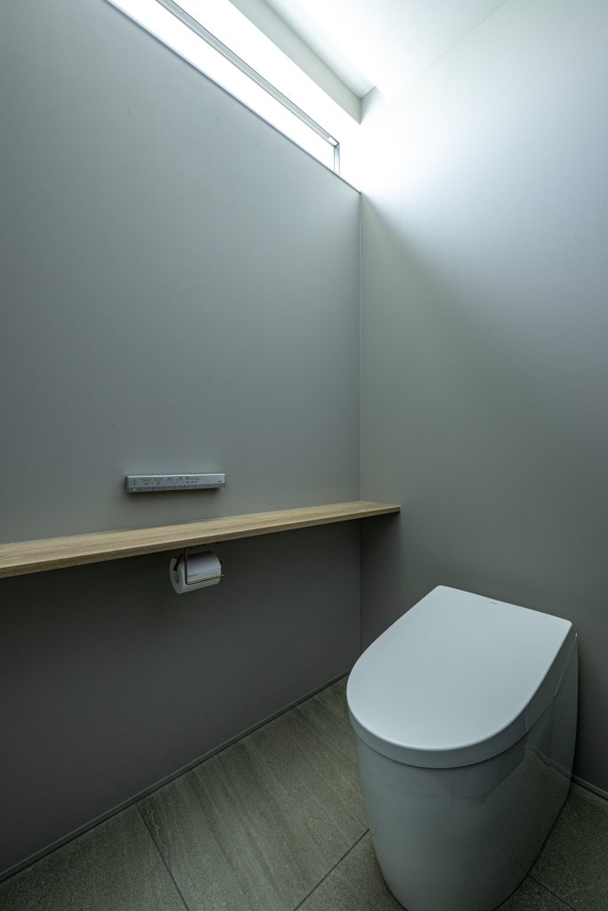 平屋のトイレ トップライト採光と木カウンター｜ARCHI PRODUCTS