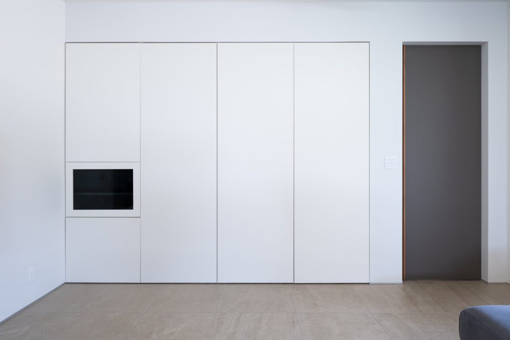 平屋リビング フラット収納壁を開いた状態｜ARCHI PRODUCTS